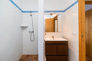 Shower, free toiletries, hair dryer, towels