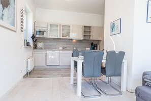 Kylskåp, mikrovågsugn, ugn och spishäll