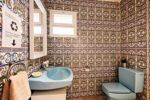 Regadera, amenidades de baño gratuitas, secadora de cabello, toallas 