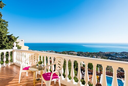 Beautiful Villa La Tuna with Sea View, Wi-Fi, Garden, Balcony