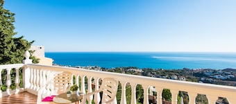 Beautiful Villa La Tuna with Sea View, Wi-Fi, Garden, Balcony