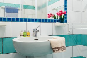 Shower, hair dryer, towels - Apartment 'Acqua Marina' with Sea View, Wi-Fi and Air Conditioning (Punta Molara San Teodoro)