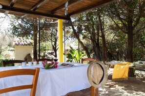 Outdoor dining - Apartment 'Acqua Marina' with Sea View, Wi-Fi and Air Conditioning (Punta Molara San Teodoro)
