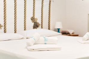 2 bedrooms, iron/ironing board, free WiFi, bed sheets - Apartment 'Acqua Marina' with Sea View, Wi-Fi and Air Conditioning (Punta Molara San Teodoro)