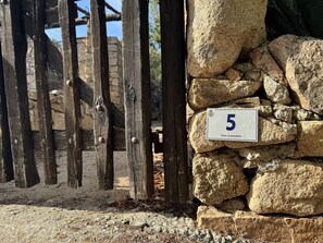 A stone wall with a sign reading '5 Vico Lentischio.' - ‘Acqua Marina’ Apartment with Partial Sea View, Garden, and Air Conditioning (Punta Molara San Teodoro)
