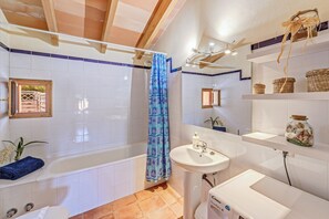 Bañera, secador de pelo, toallas