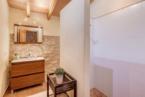 Bathtub, hair dryer, towels