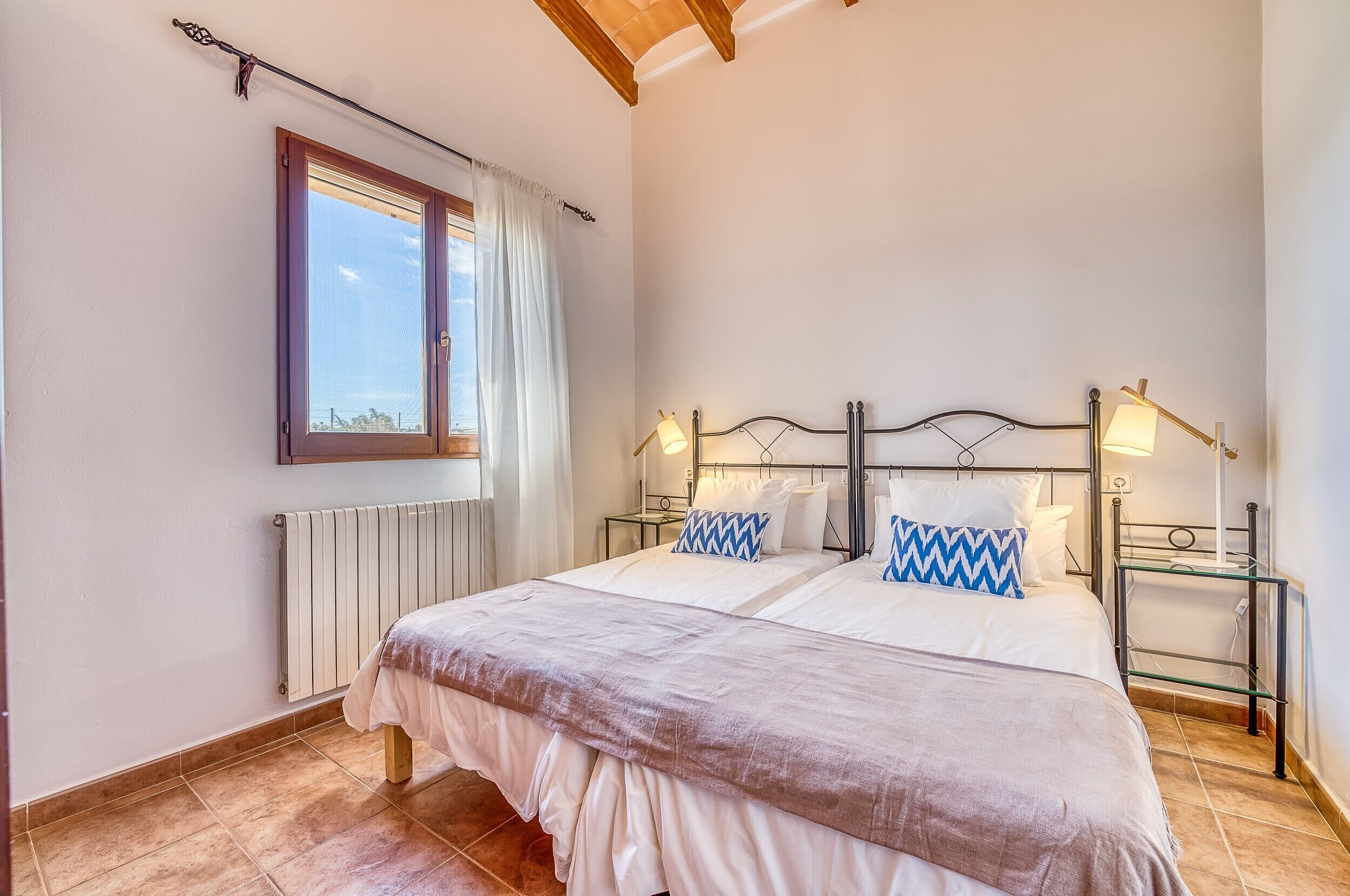 3 dormitorios, tabla de planchar con plancha, wifi gratis y ropa de cama