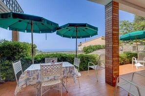 Outdoor dining - In panoramic position with sea view - Villa Lorena - Appartamento 2 (Capoliveri)