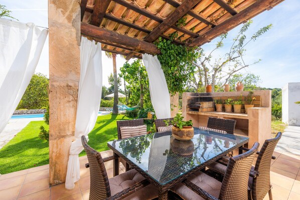 تناول الطعام بالخارج