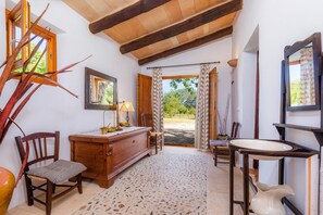 المنشأة من الداخل