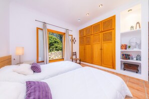 2 عدّة غرف نوم ومكواة/لوح كي وواي فاي مجانًا وملاءات أسرّة