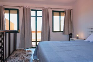 3 bedrooms, iron/ironing board, free WiFi, bed sheets - Holiday Home "Marisa" with Pool, Garden, Terrace, Balcony & Wi-Fi (Chiclana de la frontera)