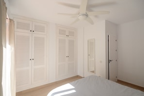 3 bedrooms, iron/ironing board, free WiFi, bed sheets - Holiday Home "Marisa" with Pool, Garden, Terrace, Balcony & Wi-Fi (Chiclana de la frontera)