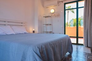 3 bedrooms, iron/ironing board, free WiFi, bed sheets - Holiday Home "Marisa" with Pool, Garden, Terrace, Balcony & Wi-Fi (Chiclana de la frontera)