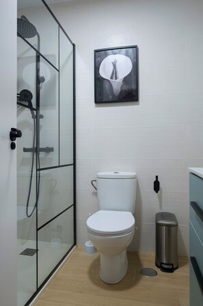 Shower, hair dryer, towels - Holiday Home "Marisa" with Pool, Garden, Terrace, Balcony & Wi-Fi (Chiclana de la frontera)