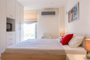 2 chambres, bureau, fer et planche à repasser, lit de bébé portatif