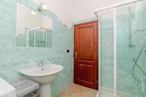 Douche, sèche-cheveux, serviettes fournies