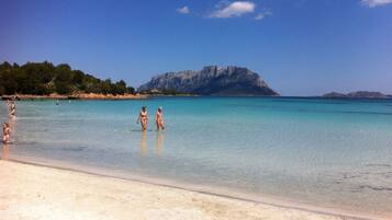 Una spiaggia nelle vicinanze