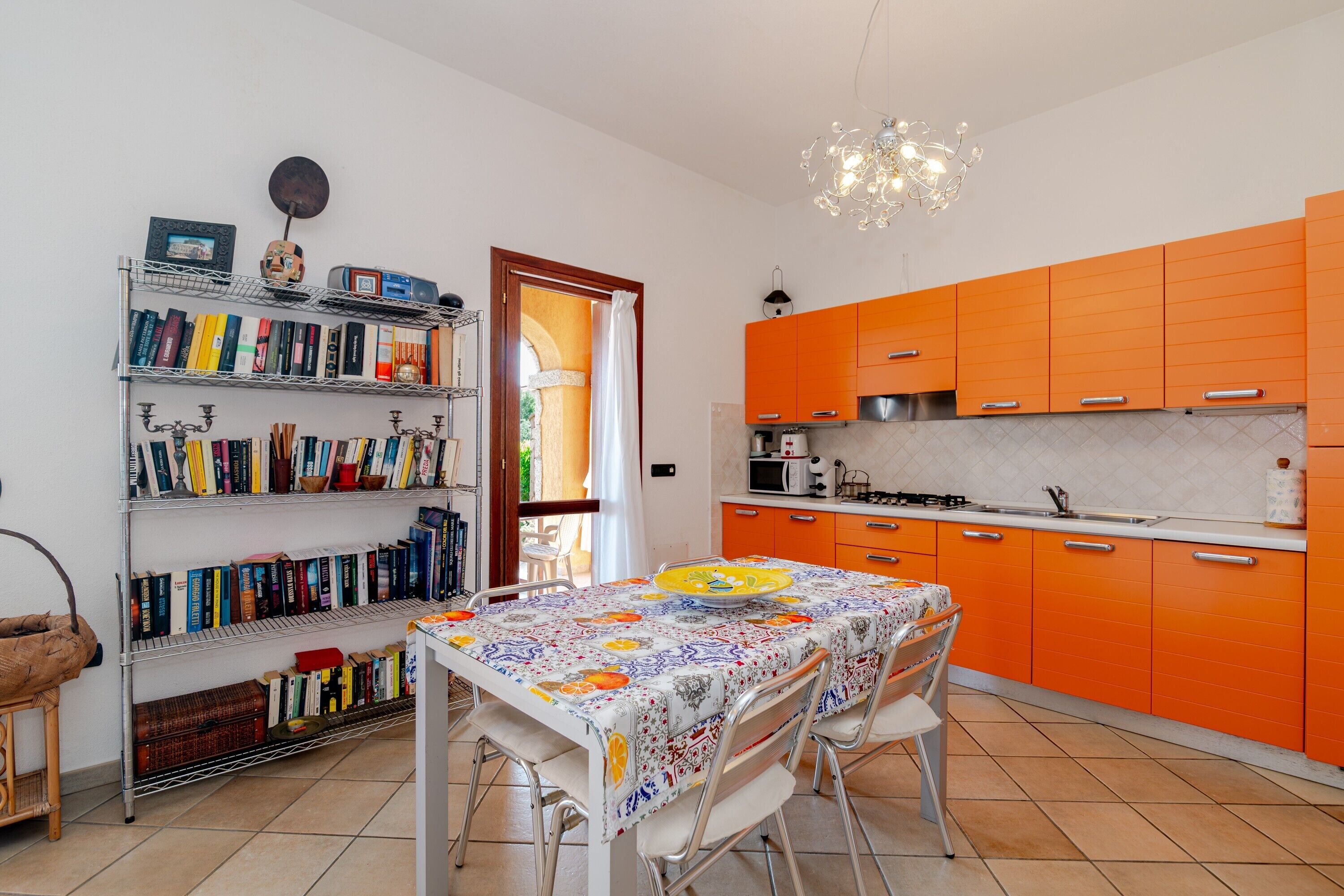 Réfrigérateur, micro-ondes, plaque de cuisson, lave-vaisselle