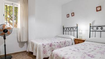 3 bedrooms, iron/ironing board, WiFi, bed sheets