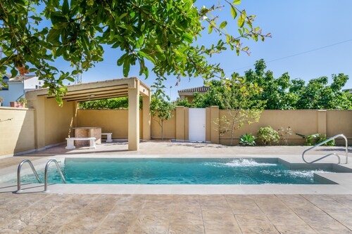 In a quiet location, with large garden and pool - Casa Ramón