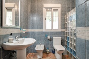 Shower, hair dryer, towels - In a quiet location, with large garden and pool - Casa Ramón (Conil de la Fronters)