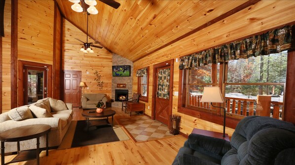 House, Multiple Beds (Splash N' Play #524) | Living area