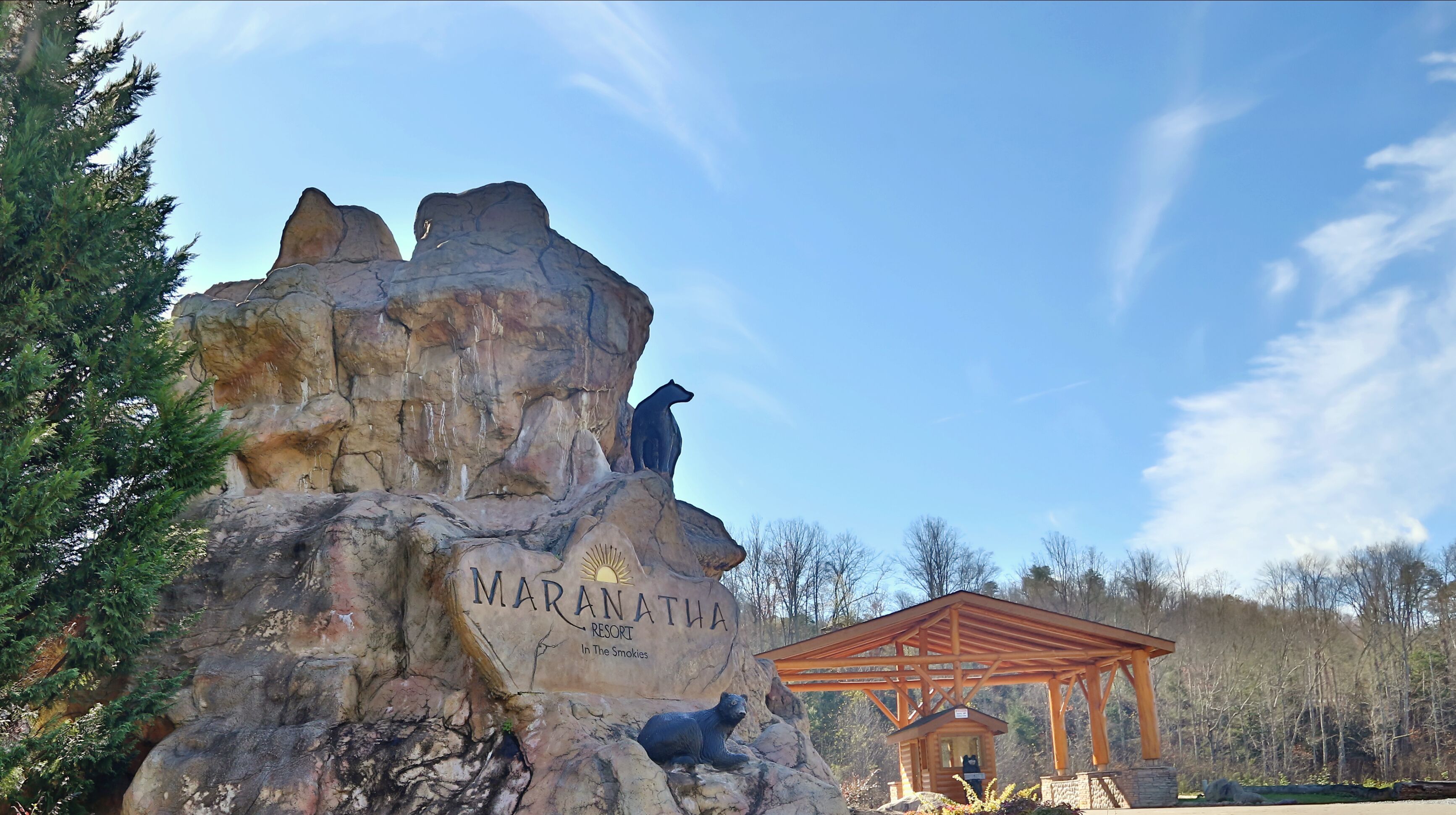 En stor sten med björnstatyer och texten: ”MARANATHA RESORT, beläget i Smokies-bergen”.