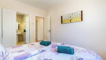 3 slaapkamers, een strijkplank/strijkijzer, gratis wifi, beddengoed