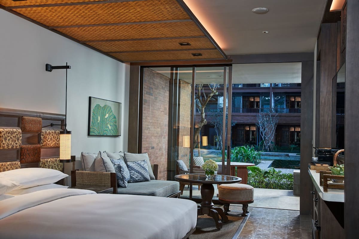Seprai premium, minibar, brankas, dan meja kerja