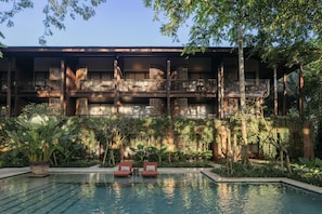 3 outdoor pools, free pool cabanas, pool umbrellas