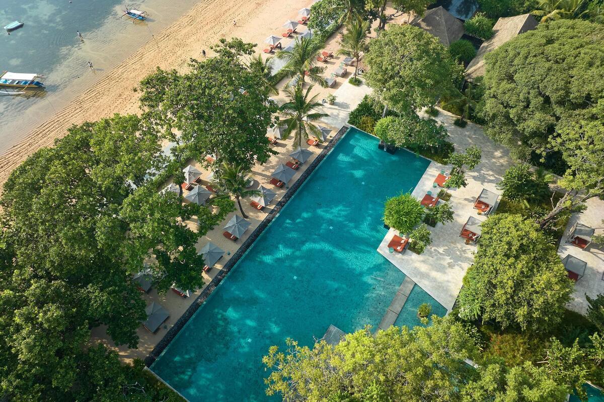 3 outdoor pools, free pool cabanas, pool umbrellas