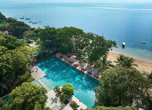 3 outdoor pools, free pool cabanas, pool umbrellas