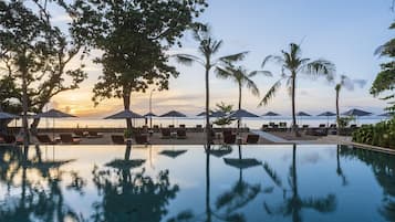 3 Außenpools, Cabañas (kostenlos), Sonnenschirme