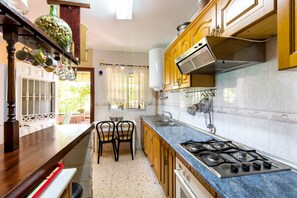 Frigorífico, microondas, horno y placa de cocina