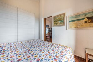 2 makuuhuonetta, silitysrauta/-lauta, vuodevaatteet