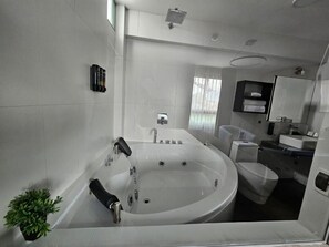 Deluxe Suite | Bilik Mandi | Pancuran mandi, hulu semburan mandi hujan, pengering rambut 