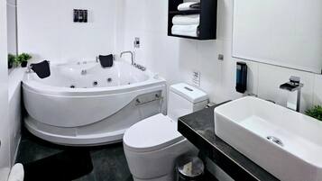 Deluxe Suite | Bathroom | Shower, rainfall showerhead, hair dryer, towels