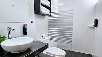 Quadruple Room | Bathroom | Shower, rainfall showerhead, hair dryer, towels