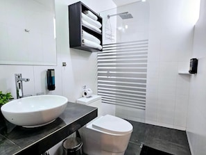 Vierbettzimmer | Badezimmer | Dusche, Regendusche, Haartrockner, Handtücher