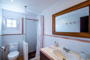 Bathtub, hair dryer, towels