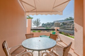 Outdoor dining - Air-Conditioned Apartment On the Beach with Pool, Terrace & Wi-Fi (Nerja)