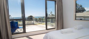 Beachside Bach in Oakura - Aqua Vista