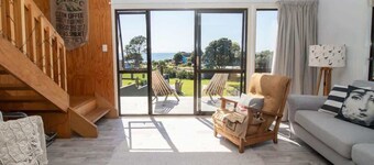 Beachside Bach in Oakura - Aqua Vista