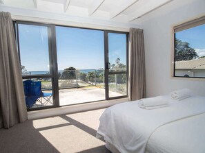 2 bedrooms, iron/ironing board, WiFi, bed sheets - Beachside Bach with Stunning Views (Oakura)