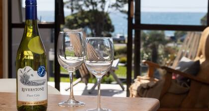 Beachside Bach at Aqua Vista