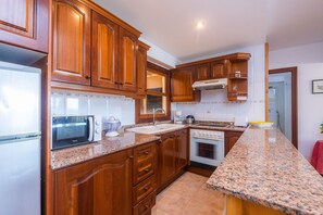Frigorífico, microondas, horno y placa de cocina