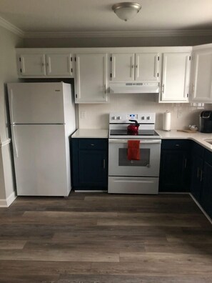 Een koelkast, een oven, een kookplaat, een vaatwasser