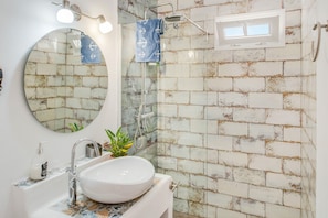 Een douche, gratis toiletartikelen, een haardroger, handdoeken